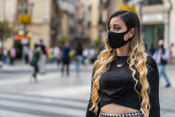 Woman Mask Her Face Due Coronavirus Pandemic Air Covid 2019 — Stock Photo, Image