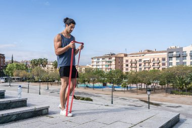 Sporcu kasları güçlendirmek için jimnastik yapıyor.