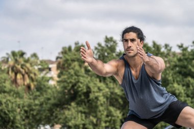 Sporcu kasları güçlendirmek için jimnastik yapıyor.