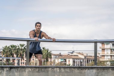 Sporcular güç egzersizinden sonra kaslarını esnetiyorlar