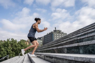 Sporcu kasları güçlendirmek için jimnastik yapıyor.