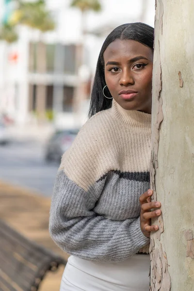 Joven mujer negra mirando directamente a la cámara — Foto de Stock