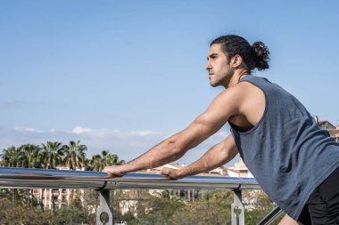 Sporcular güç egzersizinden sonra kaslarını esnetiyorlar