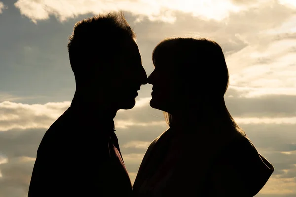 Silhouet van een paar verliefd op een zonsondergang — Stockfoto