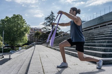 Sporcu kasları güçlendirmek için jimnastik yapıyor.