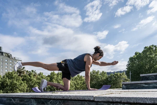 Sportovec dělá gymnastické cvičení na sílu svalů — Stock fotografie