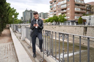 Sakallı, elinde akıllı telefon olan beyaz adamlar.