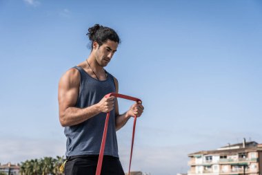 Sporcu kasları güçlendirmek için jimnastik yapıyor.