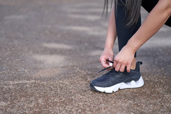 Female model in tying shoelaces before starting exercise — Stock Photo, Image