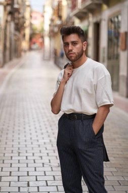 Siyah deri ceket giymiş, sakallı, beyaz bir adam.