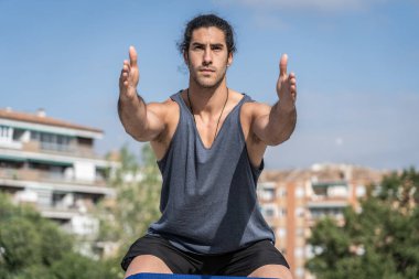 Sporcu kasları güçlendirmek için jimnastik yapıyor.