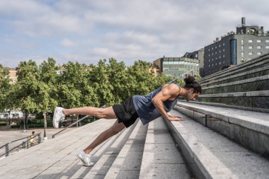 Sporcu kasları güçlendirmek için jimnastik yapıyor.