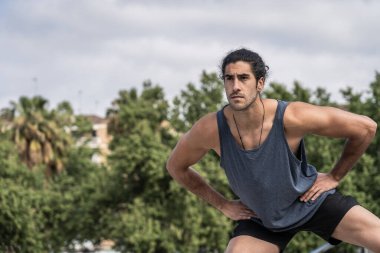 Sporcu kasları güçlendirmek için jimnastik yapıyor.