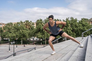 Sporcu kasları güçlendirmek için jimnastik yapıyor.