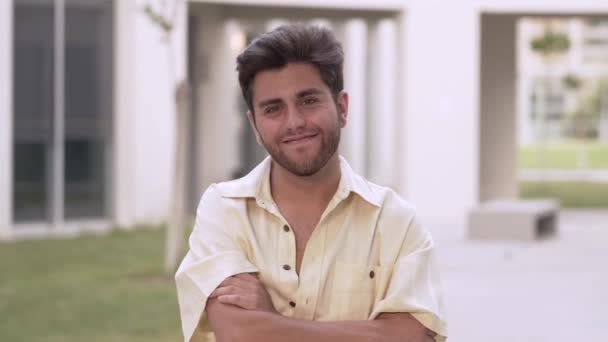 Retrato del hombre sonriente con camisa amarilla en el patio de la universidad — Vídeos de Stock