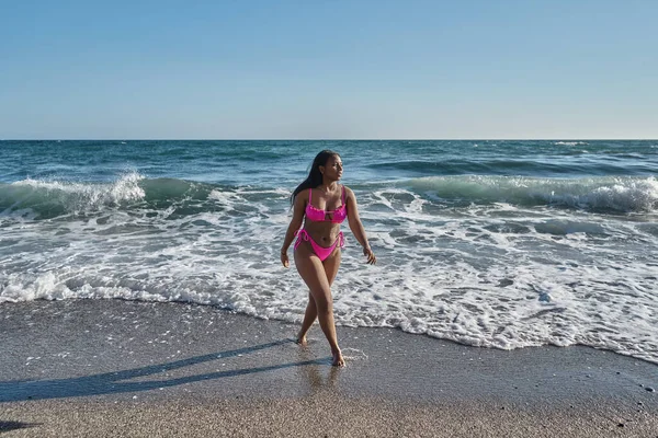 Jeune femme afro-américaine sortant de la mer — Photo