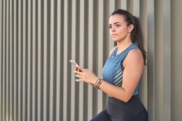 Young woman counts the calories expended on the smartphone app — Stock Photo, Image