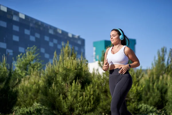 Young woman with fit body running. Female model — Stock Photo, Image