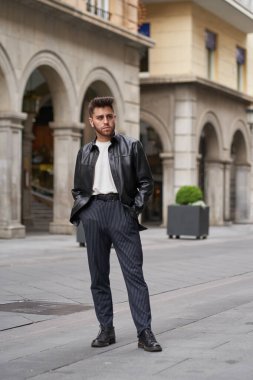 Siyah deri ceket giymiş, sakallı İspanyol bir adam.