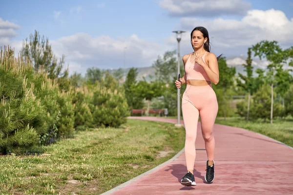 Νεαρή γυναίκα με γυμνασμένο σώμα να τρέχει. Γυναικείο μοντέλο — Φωτογραφία Αρχείου