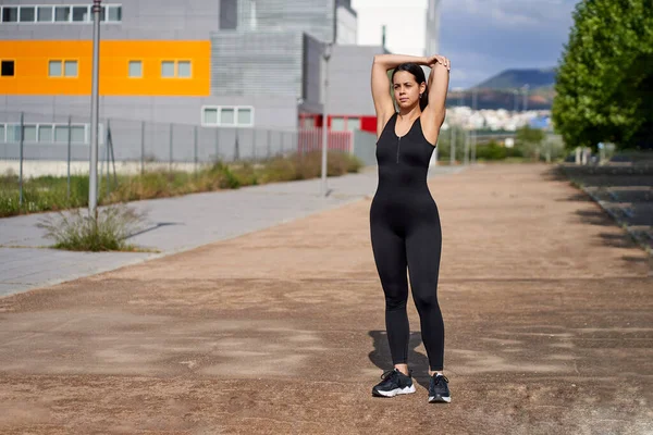 Young woman with fit body doing muscle stretches — Stock Photo, Image