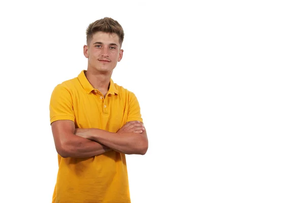 Portrait de beau et jeune homme isolé, habillé casual en t-shirt jaune. Blanc fond pur — Photo