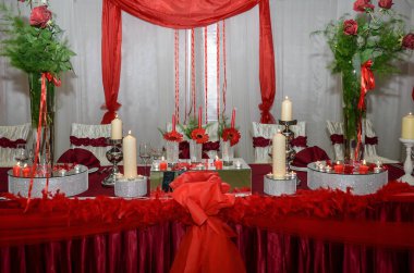 Masada saten yüzükler var.