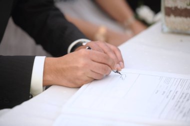 Masada saten yüzükler var.