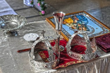 Masada saten yüzükler var.