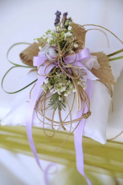 Masada saten yüzükler var.