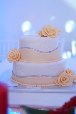 Masada saten yüzükler var.