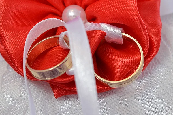 Weddng Rings Red Satin — Stock Photo, Image