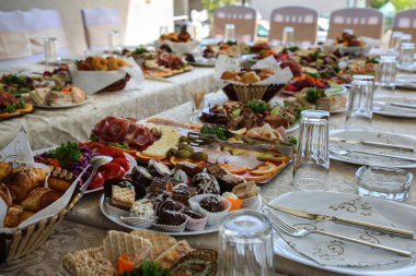 Masa servisi, çok lezzetli ve çeşitli yemekler, çatal bıçak seti. Özel düğün konsepti