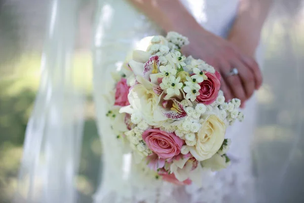 Nahaufnahme Der Hände Der Braut Mit Einem Blumenstrauß Brautstrauß Halte — Stockfoto