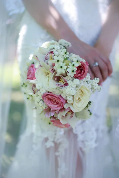 Zblízka Rukou Nevěsty Držící Kytici Květin Svatební Kytici Podrž Ruce — Stock fotografie