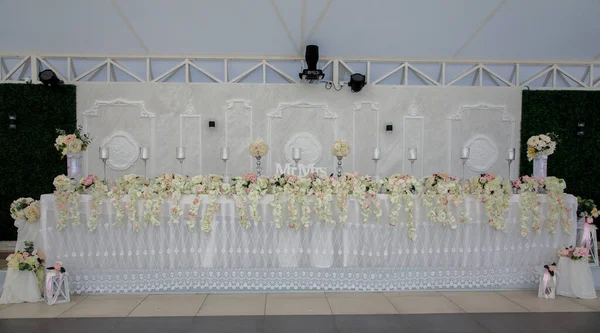 Świąteczny Stół Świecami Bukietem Kwiatów Koncepcja Ślubu Wykwintne Posiłki Weselne — Zdjęcie stockowe