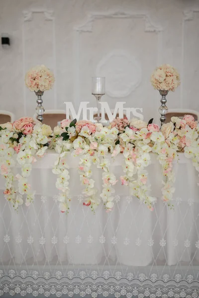 Festlig Dukning Med Ljus Och Blommor Bukett Bröllopskoncept Fint Matbord — Stockfoto