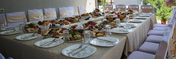 Sillas Mesa Decoradas Con Flores Servidas Con Cubiertos Vajilla Cubiertas — Foto de Stock