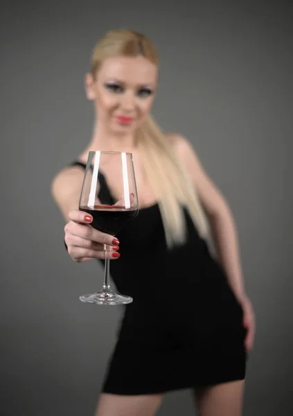 Elegancka Seksowna Blondynka Czarnej Krótkiej Sukience Trzymająca Kieliszek Wina Dłoni — Zdjęcie stockowe