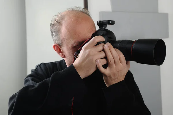 Homem Fotógrafo Tira Fotos Com Câmera Dslr Estúdio — Fotografia de Stock