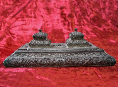 Mürekkep, kalem ve mühür, filigran şeklinde eski gümüşten yapılmış, el yapımı. Gümüş örgü tarafından yapılmış hediyeler.