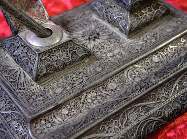 Mürekkep, kalem ve mühür, filigran şeklinde eski gümüşten yapılmış, el yapımı. Gümüş örgü tarafından yapılmış hediyeler.