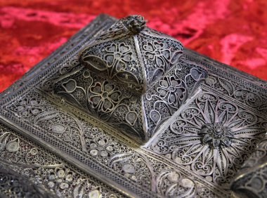 Mürekkep, kalem ve mühür, filigran şeklinde eski gümüşten yapılmış, el yapımı. Gümüş örgü tarafından yapılmış hediyeler.