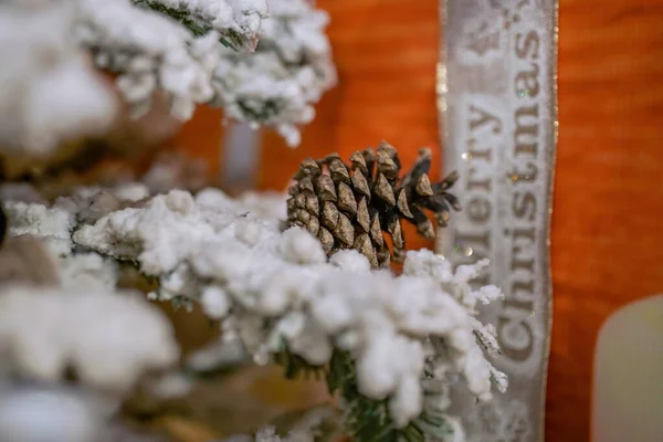 Feche Uma Árvore Natal Com Neve Qual Pendem Cones Cones — Fotografia de Stock