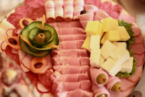 Plateau Alimentaire Avec Délicieux Salami Morceaux Jambon Tranché Saucisse Fromage — Photo