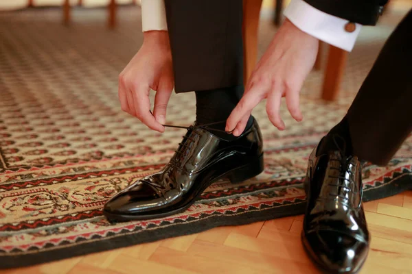 Homem Negócios Noivo Vestir Com Sapatos Elegantes Clássicos Conceito Casamento — Fotografia de Stock