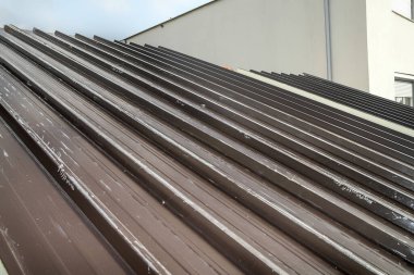 Teneke panellerle kaplı modern bir ev.