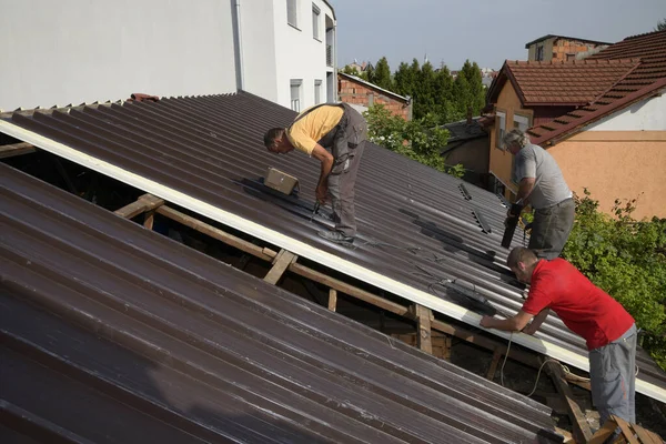 Drie Arbeiders Dakdekker Werken Aan Dakconstructie Bouwplaats — Stockfoto