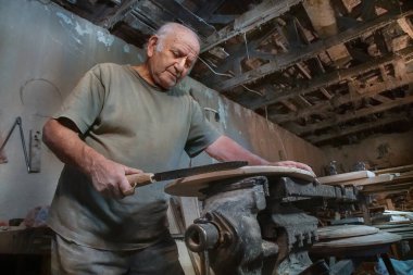 Tahta şarap fıçılarının üretimi. Efendi şarap için ahşap kavanozlar ve fıçılar yapar. Meşe tahtaları onları demir halkalarla sıkıştırıyor.