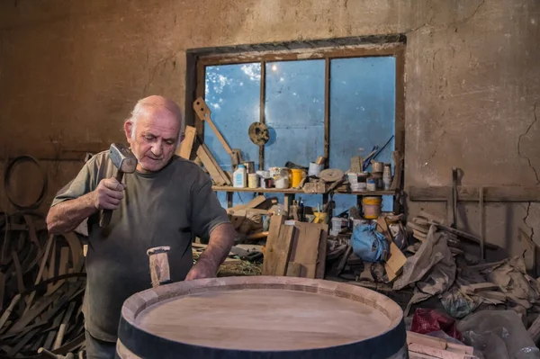 Producción Barricas Vino Madera Maestro Hace Tarros Barriles Madera Para —  Fotos de Stock